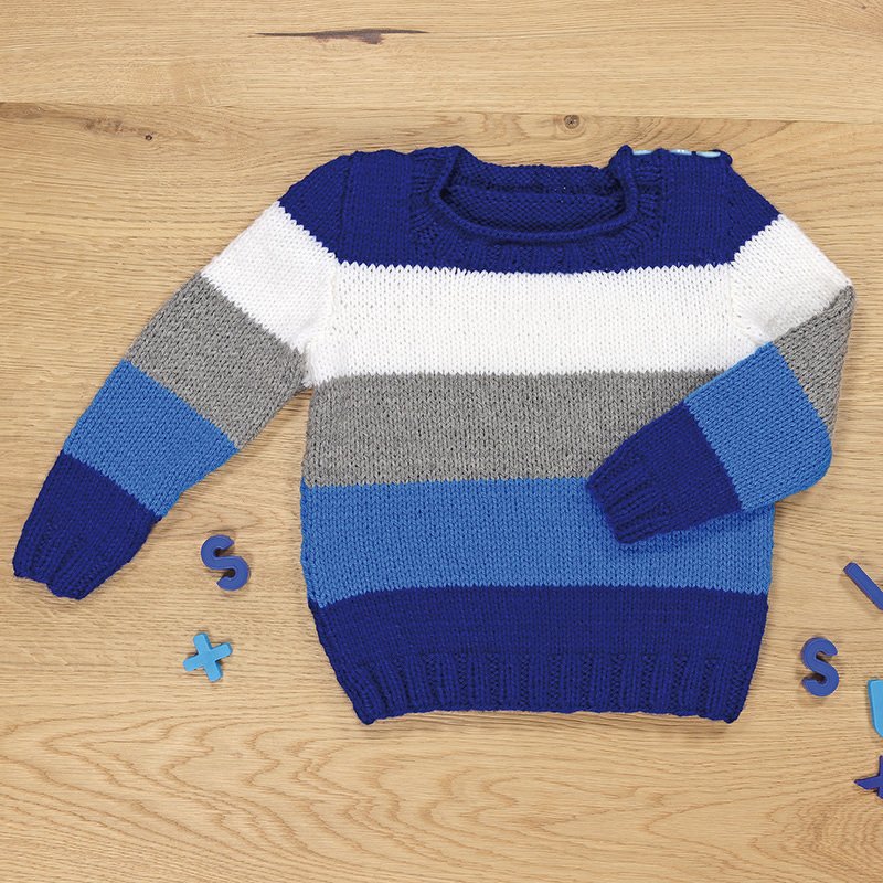 Gestreifter Kinderpullover mit Schulterknopf und Rippbündchen in Blau, Grau und Weiß