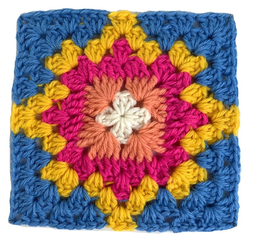 Nahaufnahme eines gehäkelten Granny‑Quadrats in Weiß, Pfirsich, Pink, Gelb und Blau