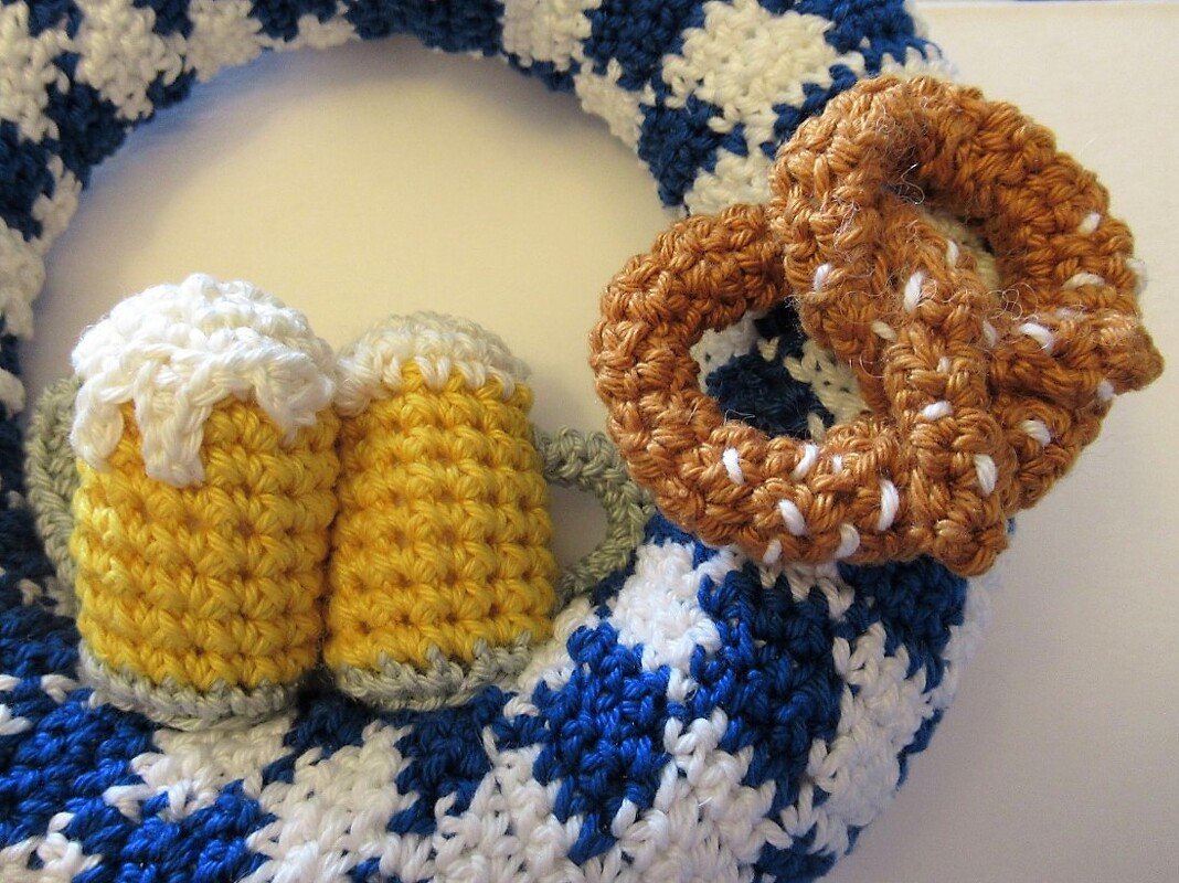 Gehäkelter Türkranz blau-weiß mit zwei Bierkrügen und Brezel