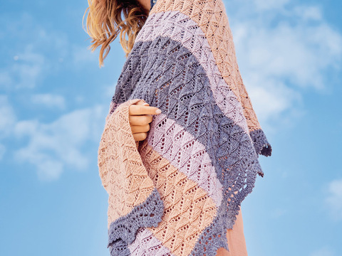 Tuch mit Ajourmuster und Häkelspitze in Altrosa, Blau und Flieder