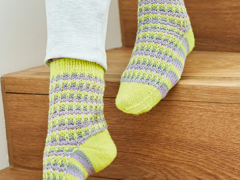 Fröhliche Socken im Hebemaschenmuster