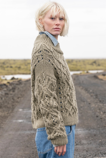 Pulli im Zopf-Lochmuster