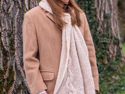 Strickset aus Mütze und Schal in Beige im Zopfmuster