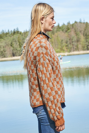 Pulli im Schachbrettmuster und raffiniertem Schnitt