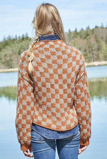 Pulli im Schachbrettmuster und raffiniertem Schnitt
