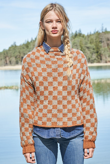 Pulli im Schachbrettmuster und raffiniertem Schnitt