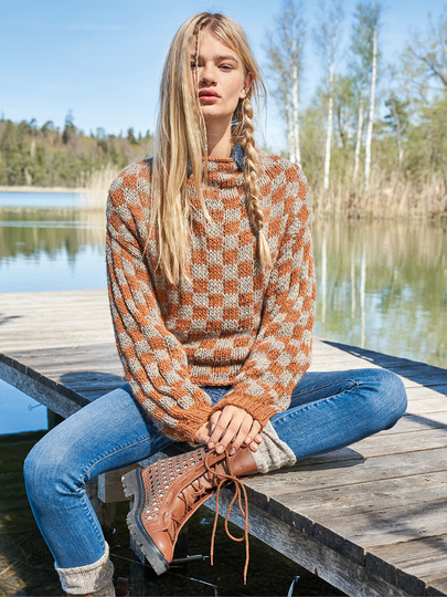 Pulli im Schachbrettmuster und raffiniertem Schnitt