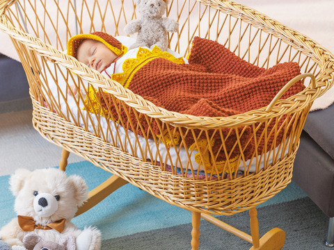 Gestrickte Babydecke mit gehäkeltem Schmuckrand und Babymütze