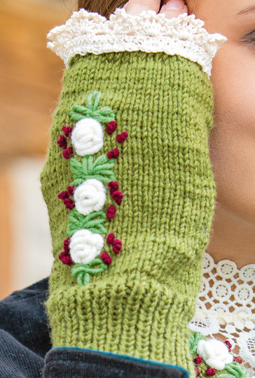 Gestrickte Handstulpen in Olivgrün mit Häkelrüsche und Röschen