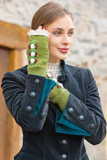Gestrickte Handstulpen in Olivgrün mit Häkelrüsche und Röschen