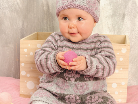 Kleidchen im Blütenmuster auf Streifen und passender Mütze