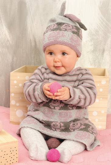 Kleidchen im Blütenmuster auf Streifen und passender Mütze