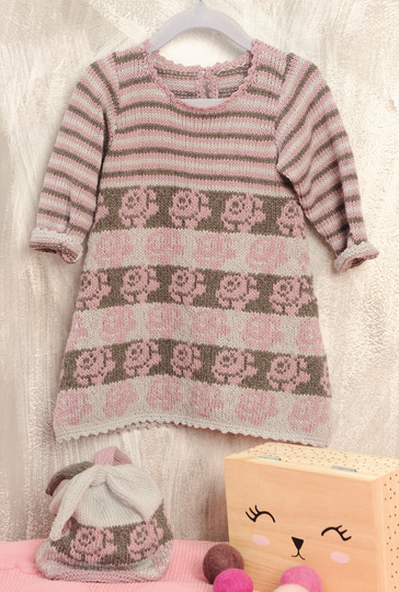 Kleidchen im Blütenmuster auf Streifen und passender Mütze