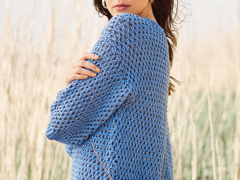 Blauer Pulli mit Hebemaschenmuster