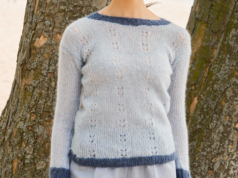 Pulli mit Ajourmusterstreifen in Hellblau und Taubenblau