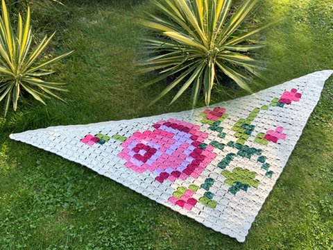 Gehäkeltes Dreieckstuch DIE ROSE