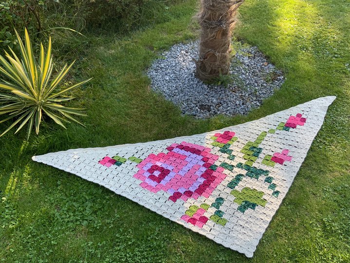 Gehäkeltes Dreieckstuch DIE ROSE