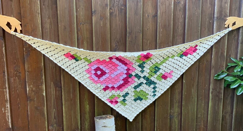 Gehäkeltes Dreieckstuch DIE ROSE