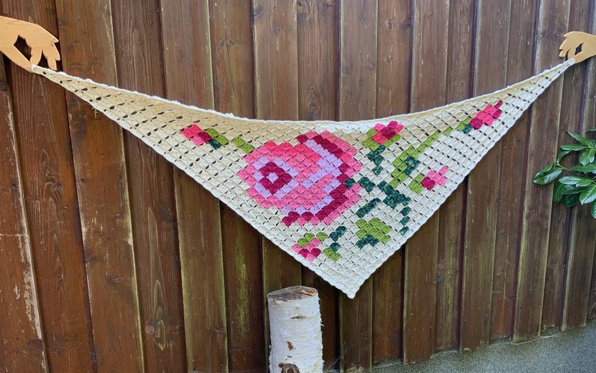 Gehäkeltes Dreieckstuch DIE ROSE