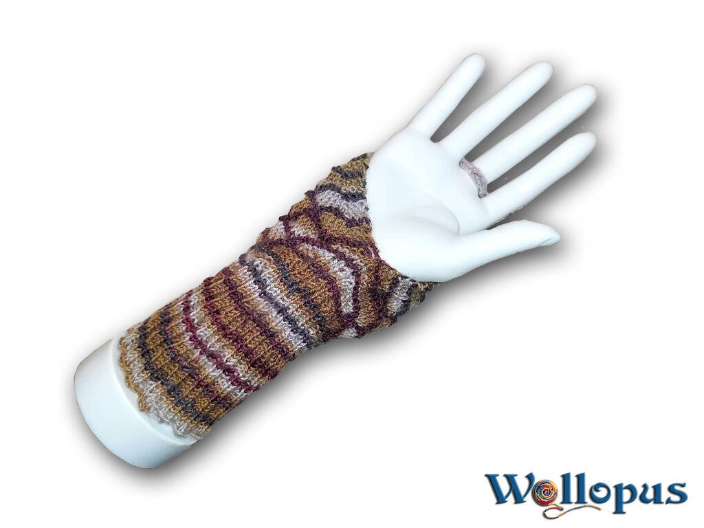 Gestrickte, mehrfarbige Armstulpe mit Streifen auf weißer Mannequinhand