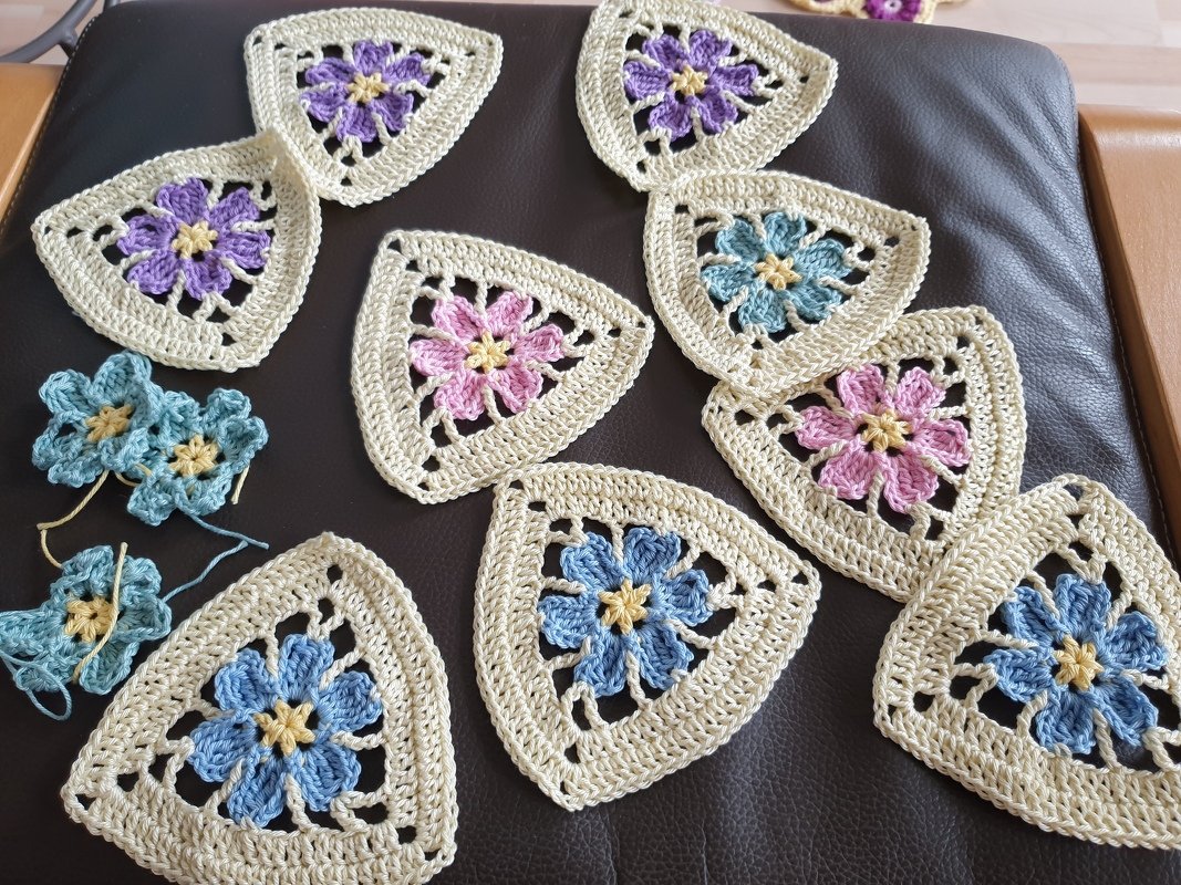 Party Flower Bunting in Triangles - Garland Crochet Pattern - Image 5