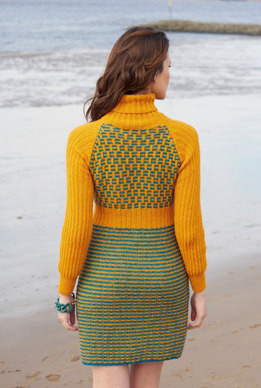 Rückenansicht: gestricktes Rollkragenkleid in Senfgelb und Petrol mit gemustertem Rückenteil und gestreiftem Rock