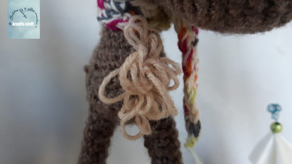 Lustiges Rentier, Elch mit langen Beinen und Wichtelmütze - Höhe ca. 35 cm