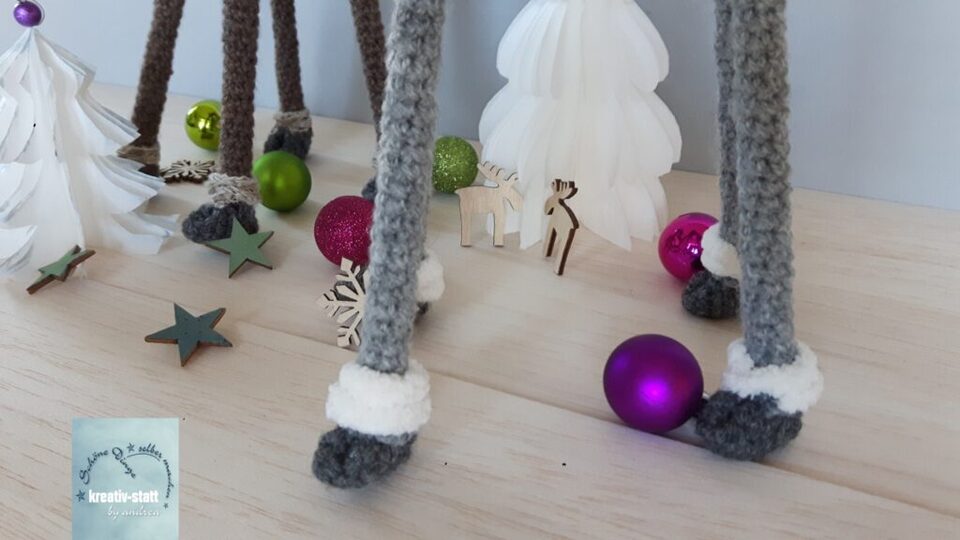 Lustiges Rentier, Elch mit langen Beinen und Wichtelmütze - Höhe ca. 35 cm