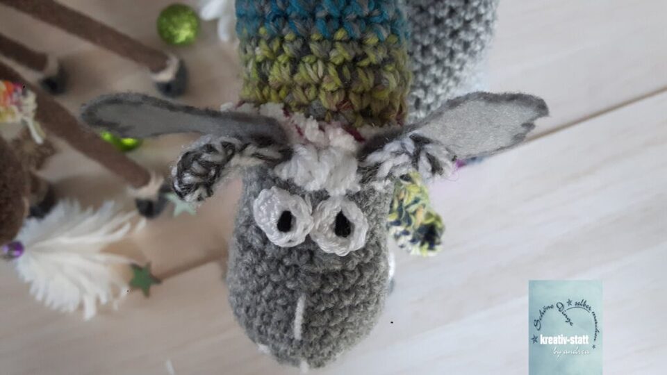 Lustiges Rentier, Elch mit langen Beinen und Wichtelmütze - Höhe ca. 35 cm