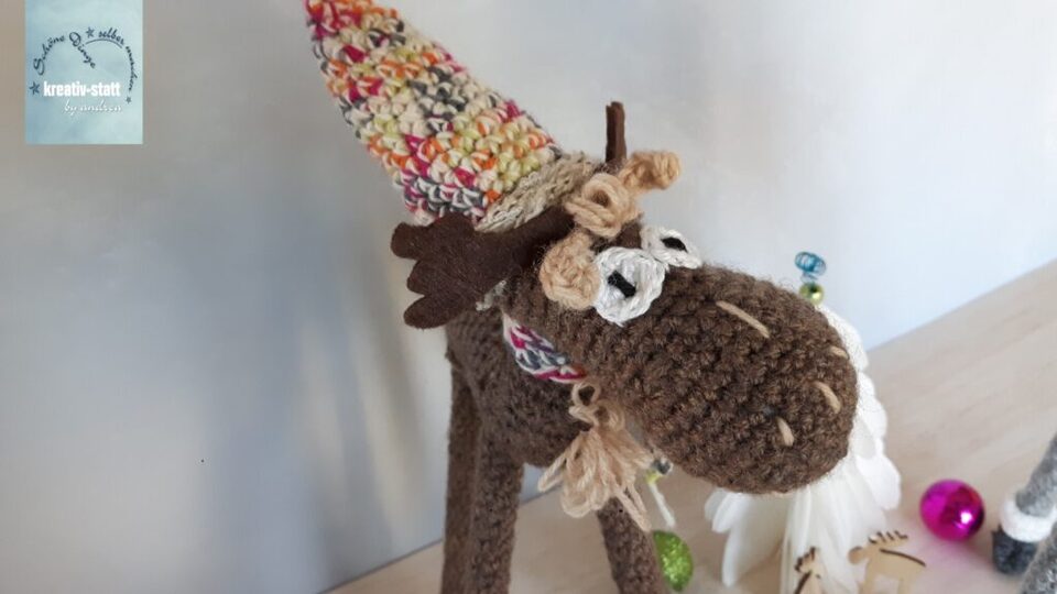 Lustiges Rentier, Elch mit langen Beinen und Wichtelmütze - Höhe ca. 35 cm