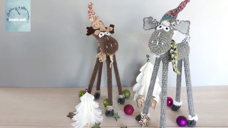 Lustiges Rentier, Elch mit langen Beinen und Wichtelmütze - Höhe ca. 35 cm