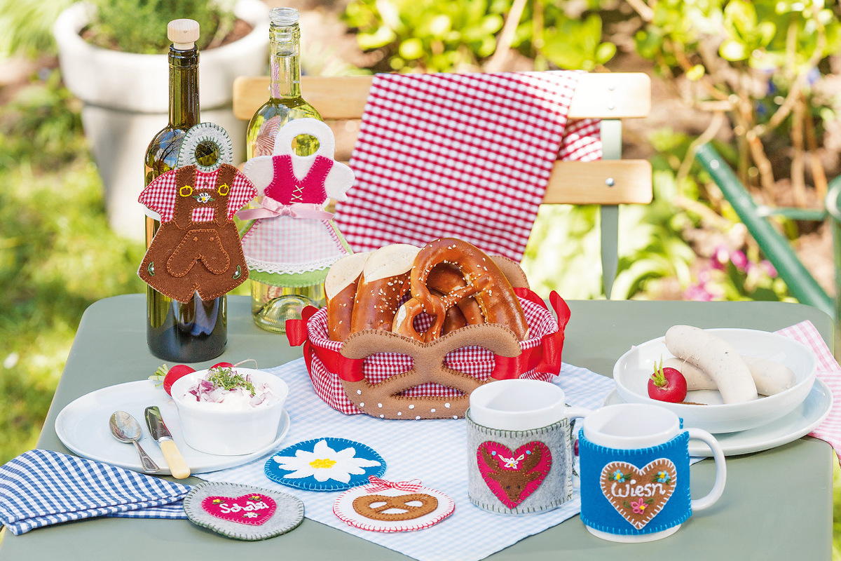 Genähte Tischdeko und  gestrickte und gestickte Outfits fürs Oktoberfest