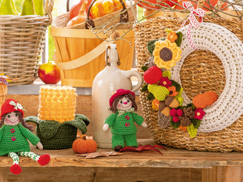 Gehäkelte Herbstdeko mit Erntekranz, Wichtelmädchen und Vogelscheuche