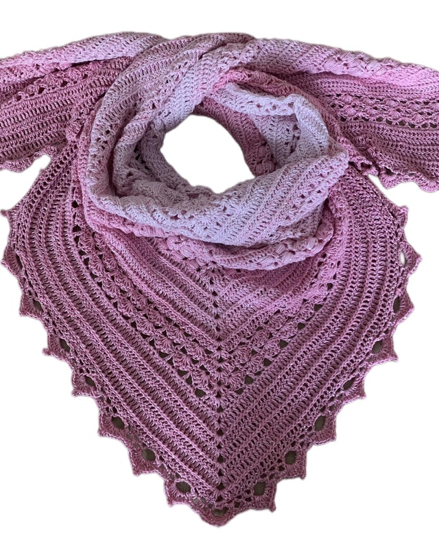 Gehäkeltes Dreieckstuch mit Rosa-Verlauf, feinem Lochmuster und gewelltem Rand, gefaltet präsentiert.