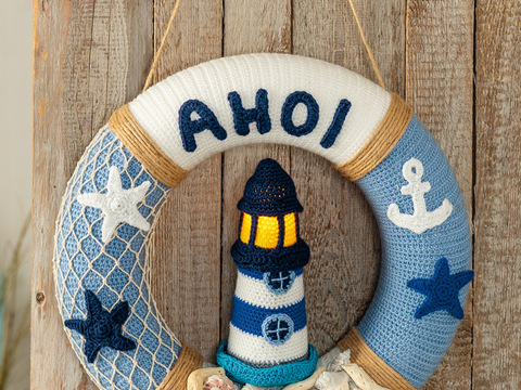 Gehäkelter maritimer Türkranz mit Muscheln und Leuchtturm