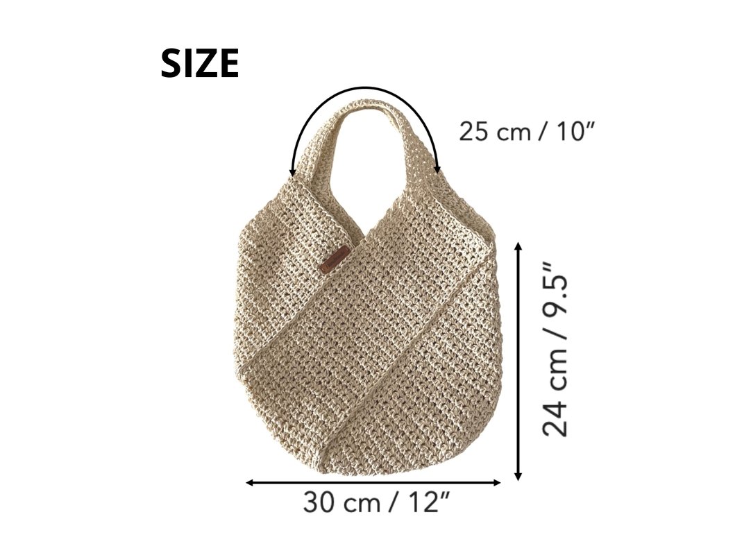 Beige crocheted shopper bag with arrows and measurements: 30 cm width, 24 cm height, 25 cm handle drop.