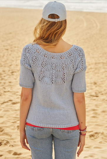 Hellblauer Kurzarmpulli mit Ajourmusterpasse