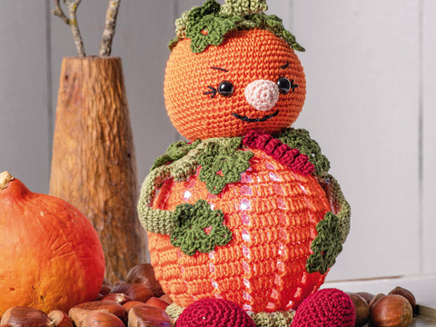 Gehäkelte Kürbis-Figur mit Lichterkette