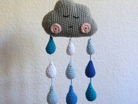 Häkelanleitung für ein Wolken-Mobile mit Regentropfen