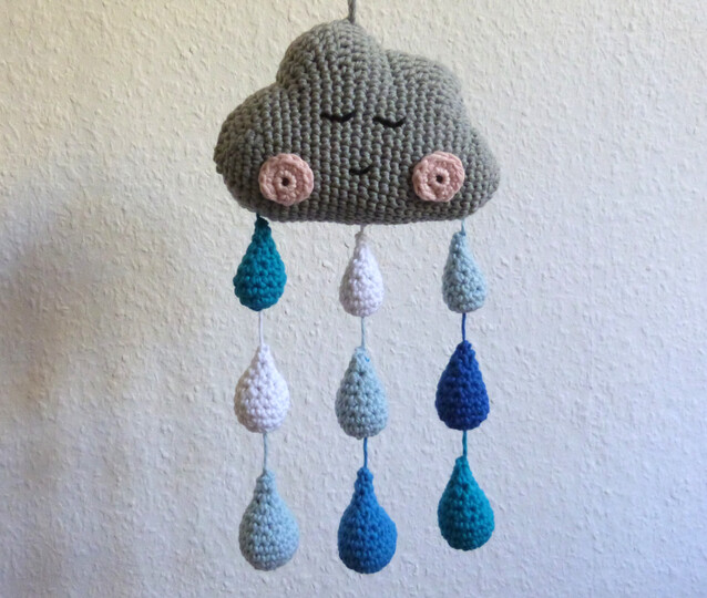 Häkelanleitung für ein Wolken-Mobile mit Regentropfen