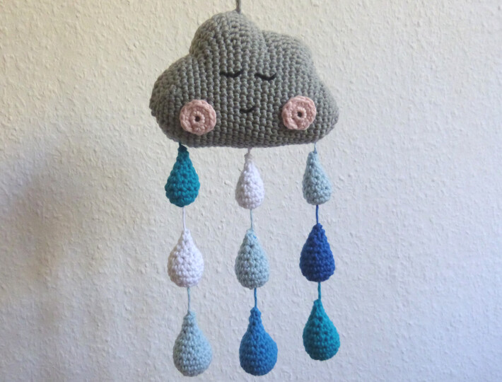 Häkelanleitung für ein Wolken-Mobile mit Regentropfen