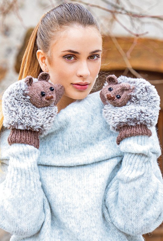 Gestrickte braune Fäustlinge in Felloptik im Igellook - Bild 4