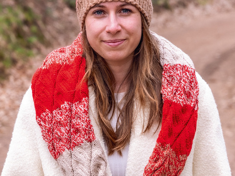 Strickset aus Loop und Mütze in Beige-Braun-Rot