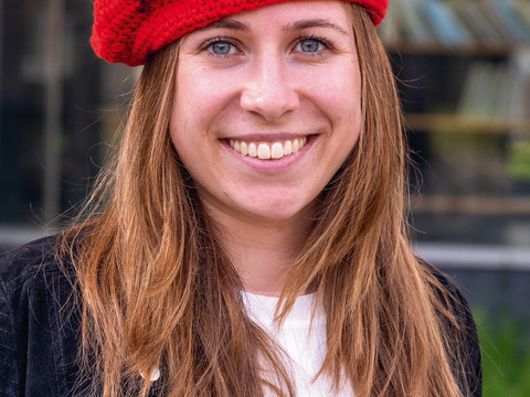 Gehäkelte Baskenmütze in Rot mit Häkelblüten