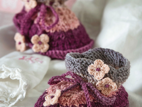 Babyschuhe mit gehäkelten Blümchen