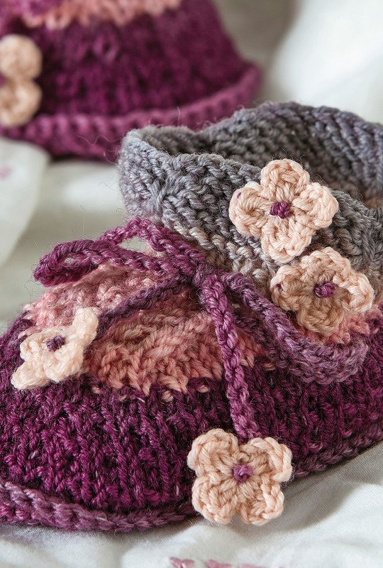 Babyschuhe mit gehäkelten Blümchen - Bild 3