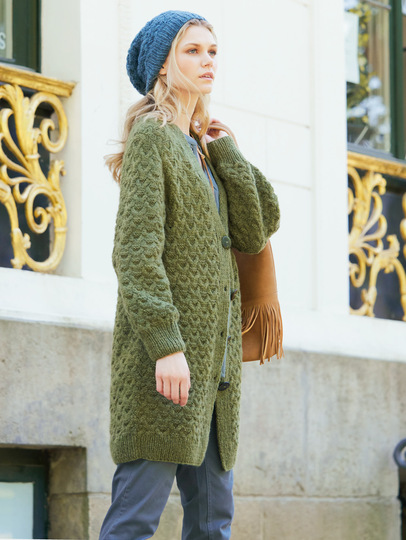Langer Cardigan und Mütze mit Zopfmuster in Oliv