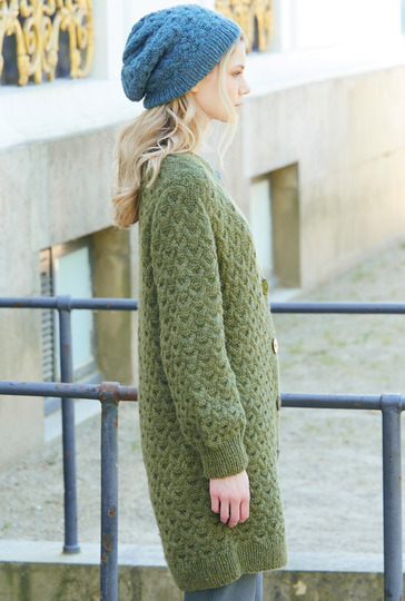 Langer Cardigan und Mütze mit Zopfmuster in Oliv