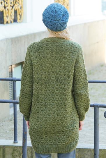 Langer Cardigan und Mütze mit Zopfmuster in Oliv