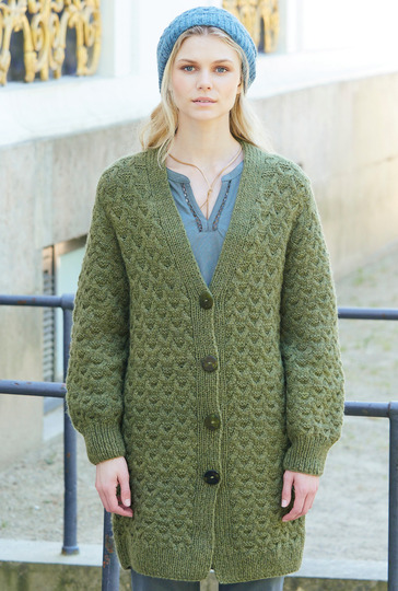 Langer Cardigan und Mütze mit Zopfmuster in Oliv